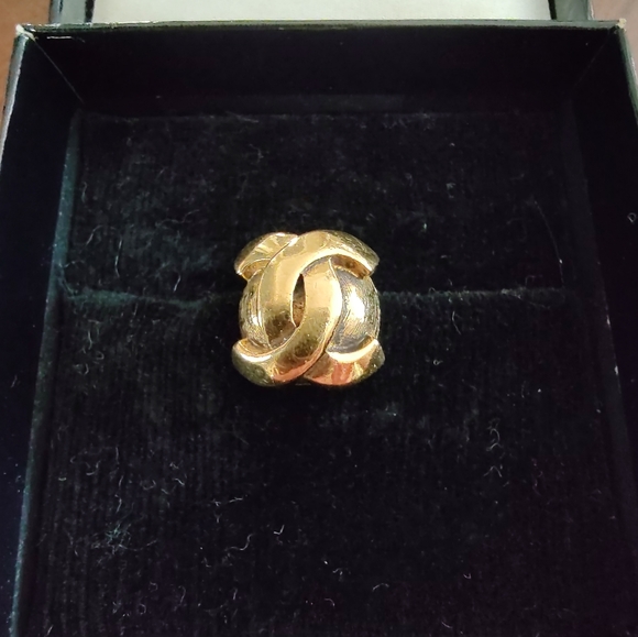 CHANEL Vintage Gold tone Interlocking CC CLIP-ON EARRINGS Authenticity Guarantee - Picture 8 of 9